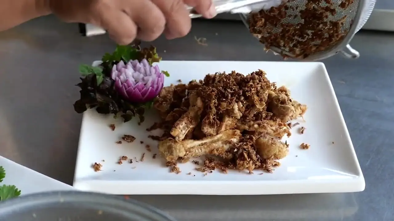 غذای خیابانی در تایلند؛ برش و پخت غذا با ماهی هامور غول پیکر در بانکوک