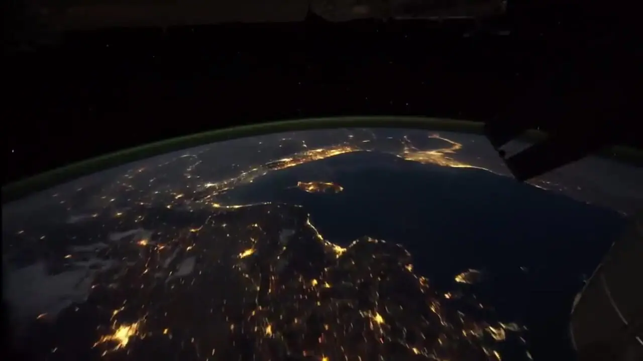 پرواز شبهنگام بر فراز زمین