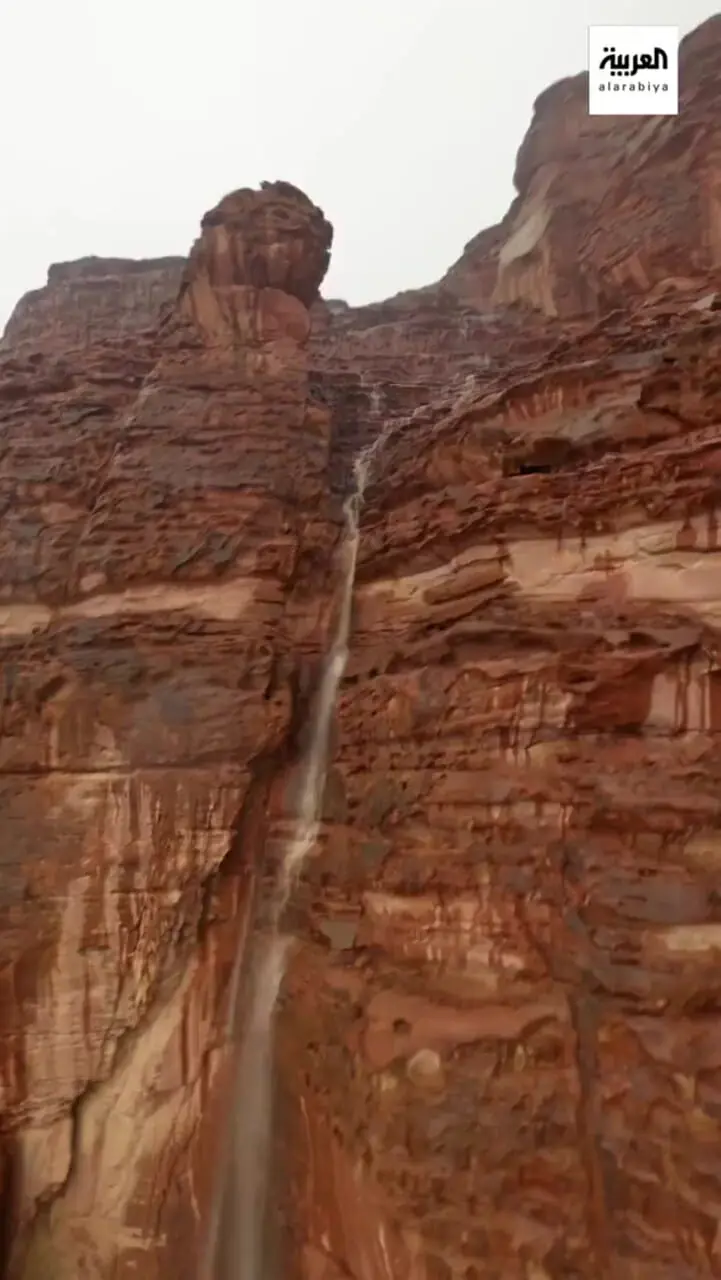 ببینید| جاری شدن آبشار در کوه‌های احد