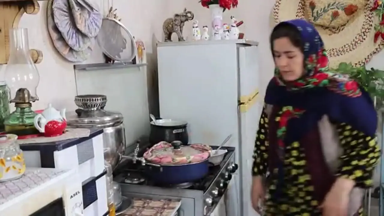 ببینید| غذای روستایی در ایران؛ پخت اکبر جوجه با سس مخصوص در روستا