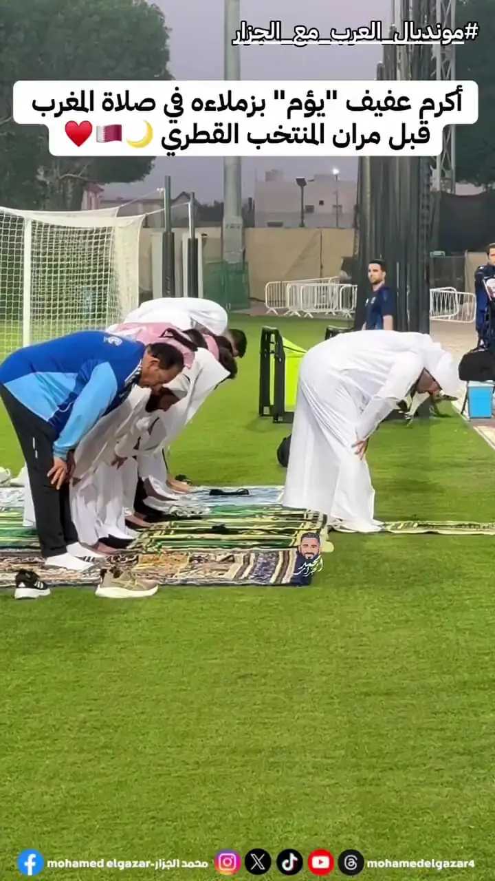 ببینید؛ اکرم عفیف امام جماعت شد