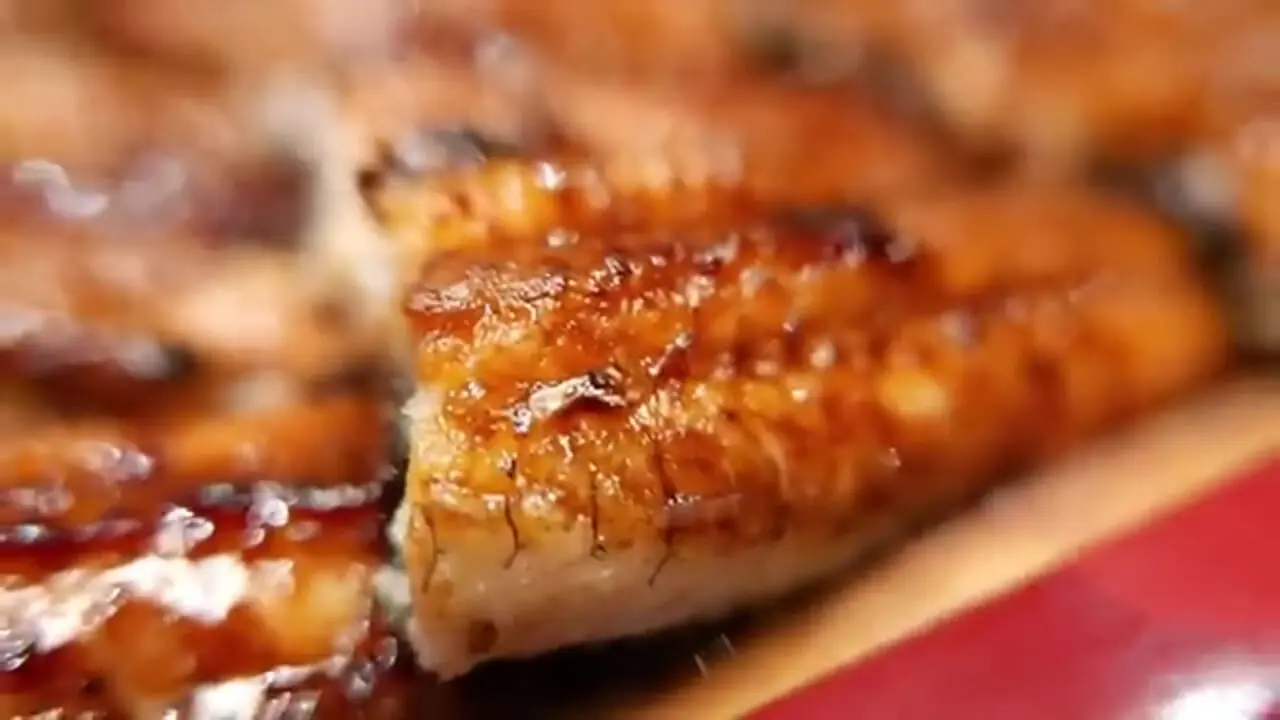 غذای خیابانی در ژاپن؛ برش و کباب کردن مارماهی در توکیو