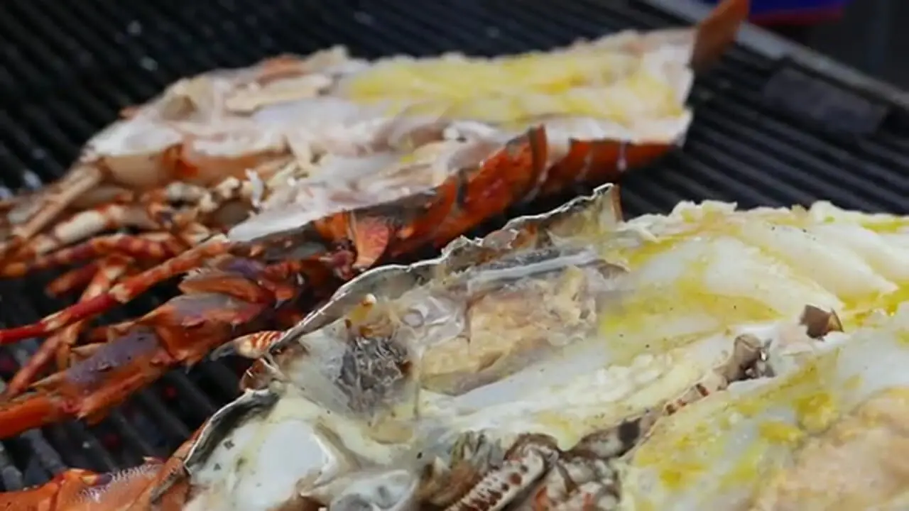 غذای خیابانی در تایلند؛ کباب لابستر رنگین کمانی در بانکوک