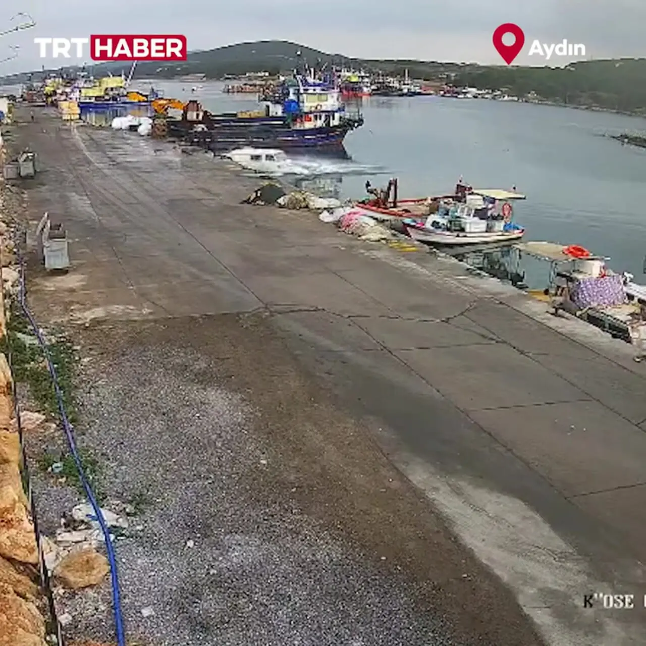 ببینید؛ لحظه سقوط خودروی ون به داخل دریا