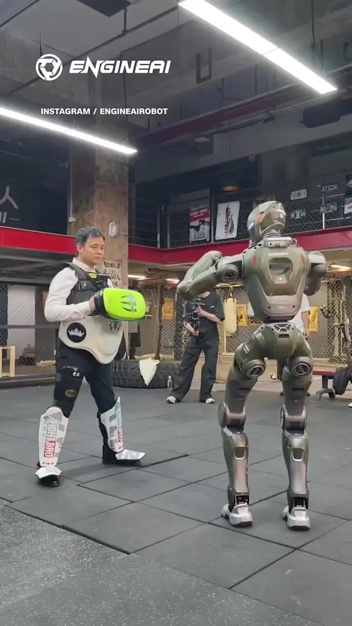 ببینید؛ ربات انساننما مدیرعامل را ناکاوت کرد