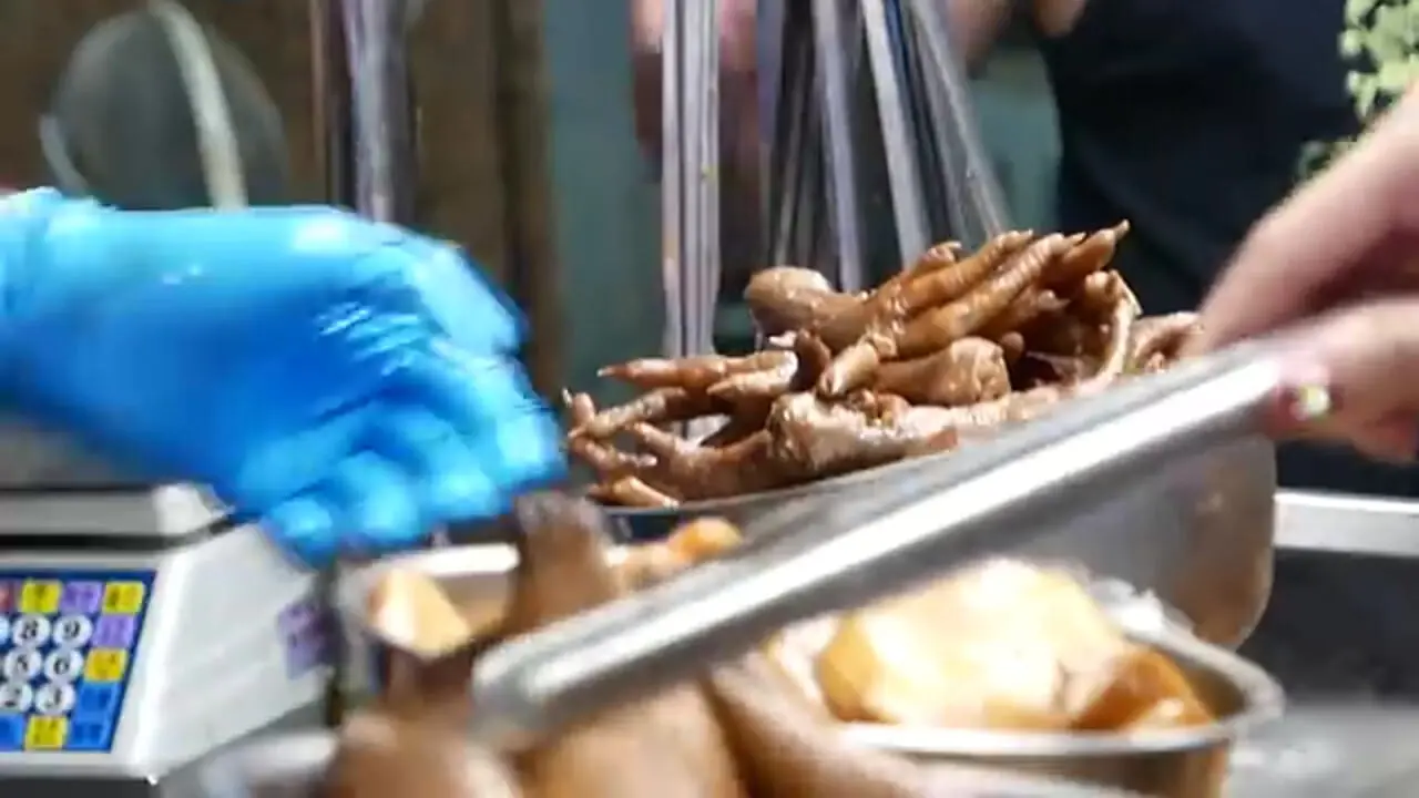 غذای خیابانی در تایوان؛ مرغ سوخاری با پنیر و فلفل تند در تایپه