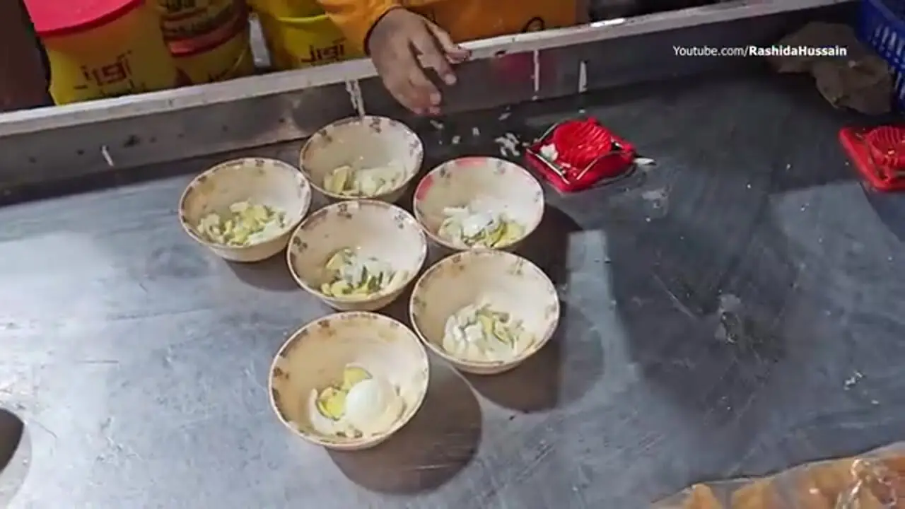 غذای خیابانی در پاکستان؛ پخت محبوب ترین سوپ مرغ در کراچی