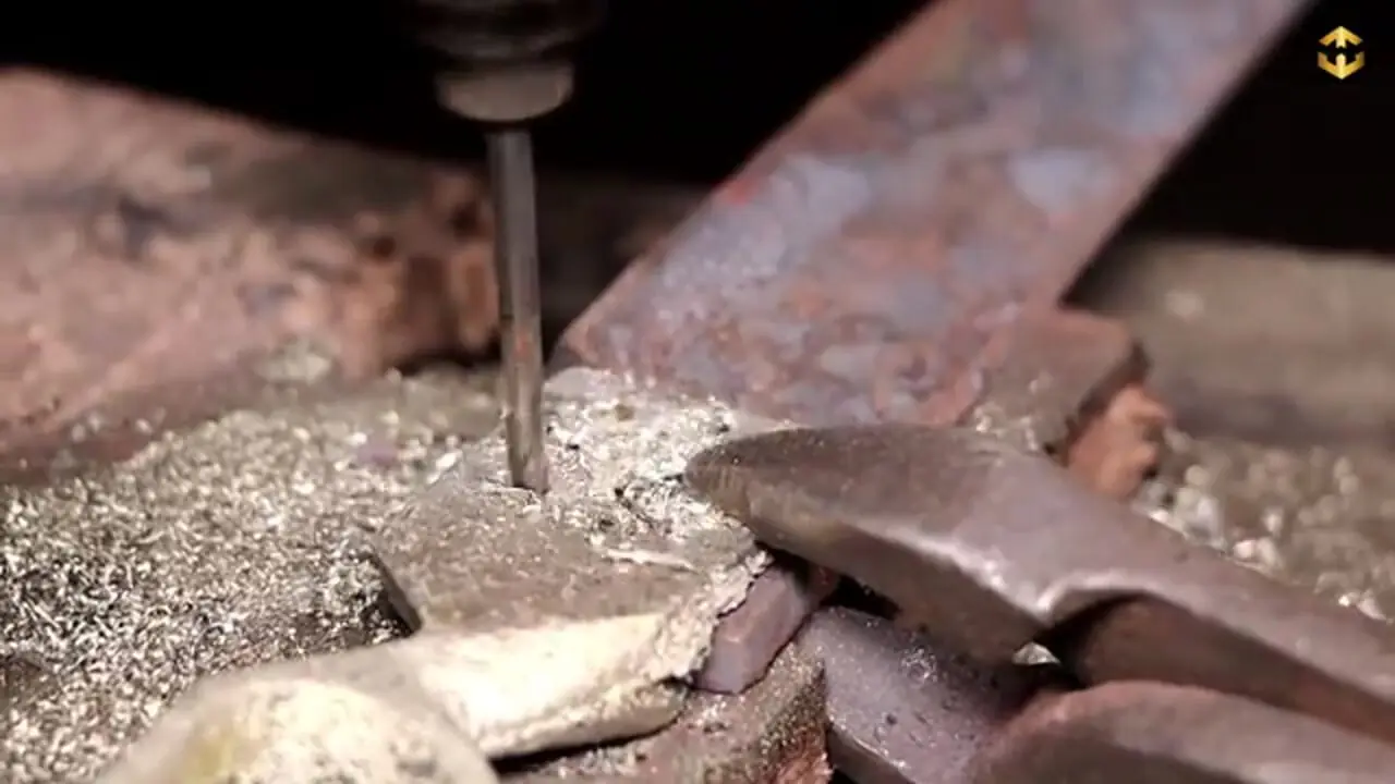 فرآیند تولید انبوه قیچی خیاطی در کارگاهی در پاکستان