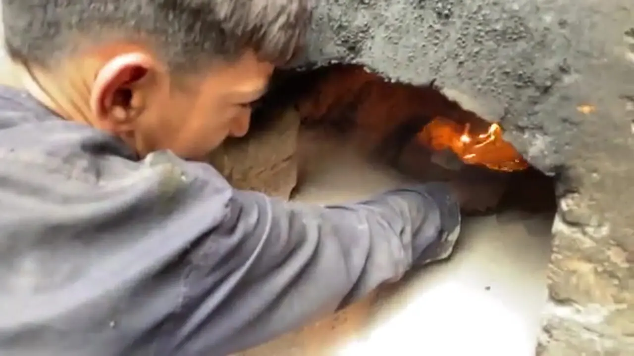 ببینید| فرآیند تولید چرخ خیاطی به روش سنتی در کارگاهی در پاکستان