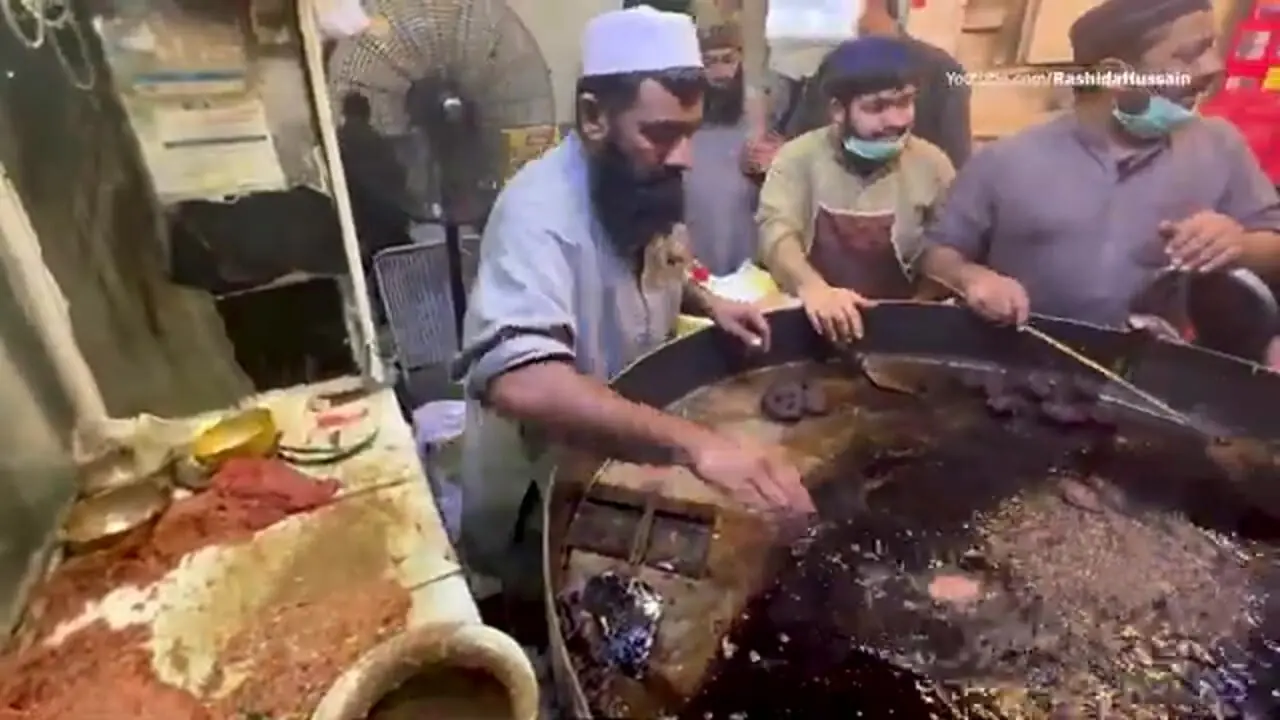 غذای خیابانی در پاکستان؛ تهیه چپلی کباب پرطرفدار در پیشاور