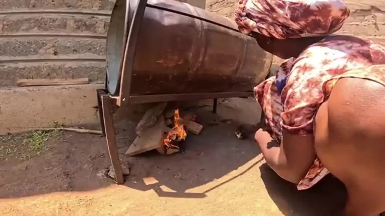 غذای روستایی در کنیا؛ پخت نان سنتی روی بشکه و تهیه چای لیمویی