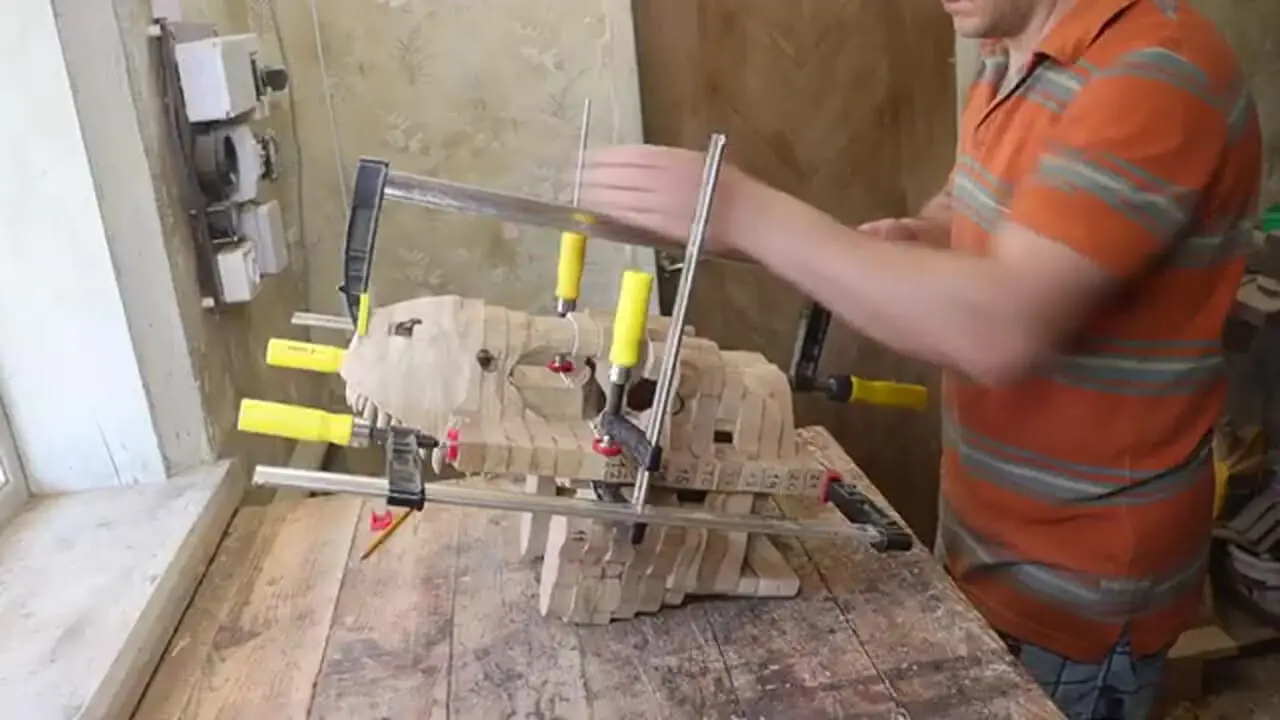 مراحل دیدنی ساخت جمجمه تیرانوسوروس با چوب بلوط