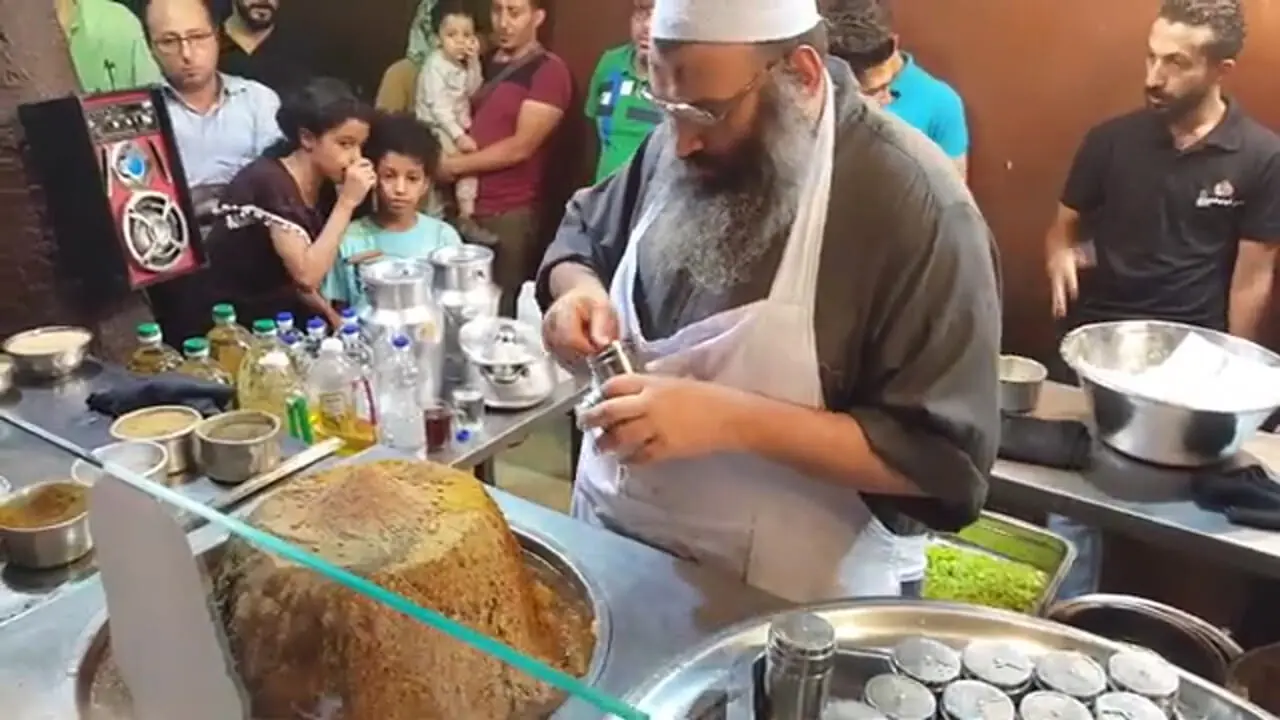 غذای خیابانی در مصر؛ مهارت آشپز خیابانی در تهیه ساندویچ جگر در قاهره