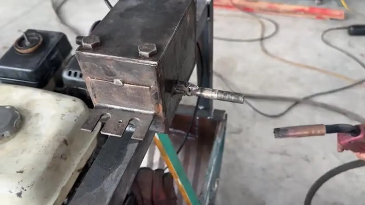 ببینید| فرآیند ساخت قایق با بشکه های قدیمی به روش استاد چینی