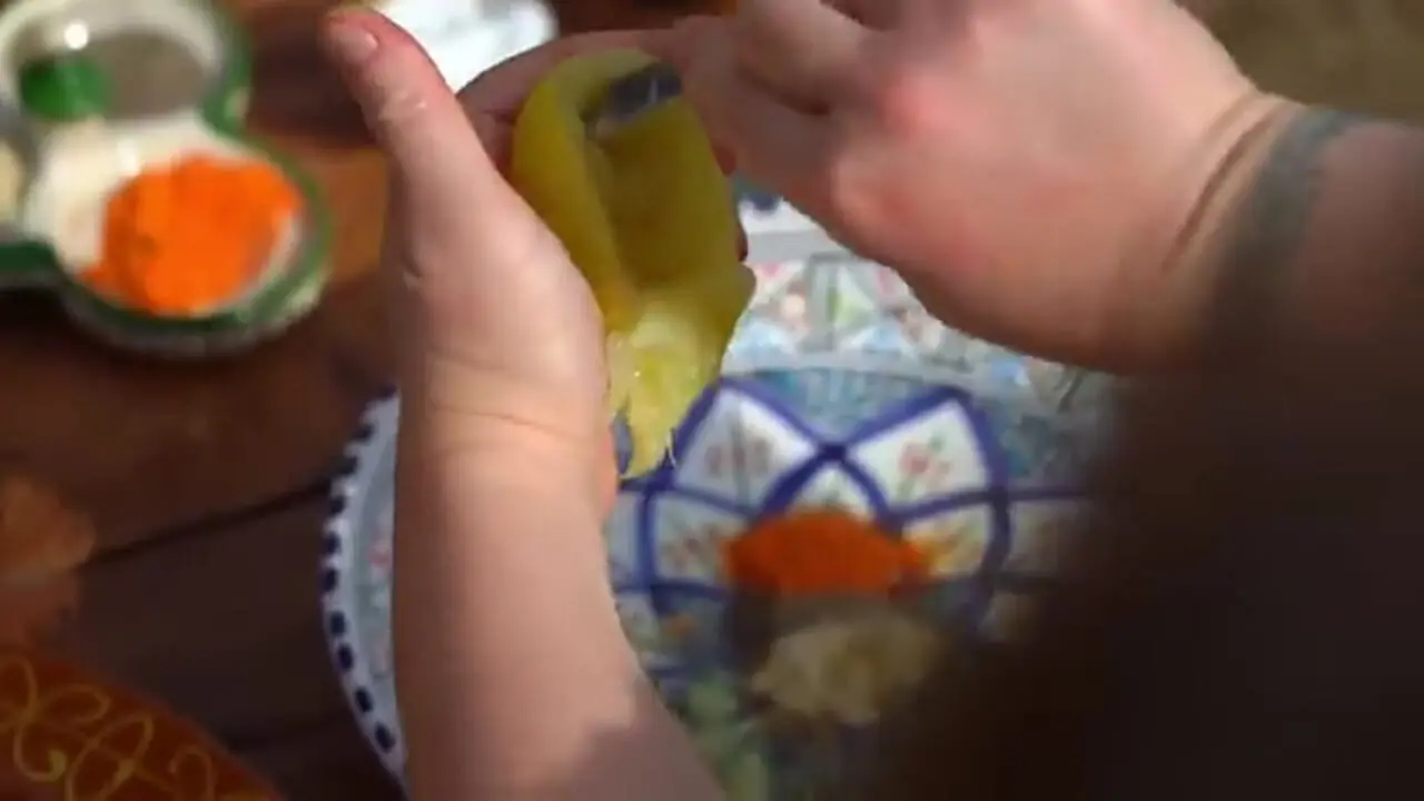 ببینید| غذای روستایی در مراکش؛ پخت غذا با خرگوش و سبزیجات در طبیعت زیبای روستا