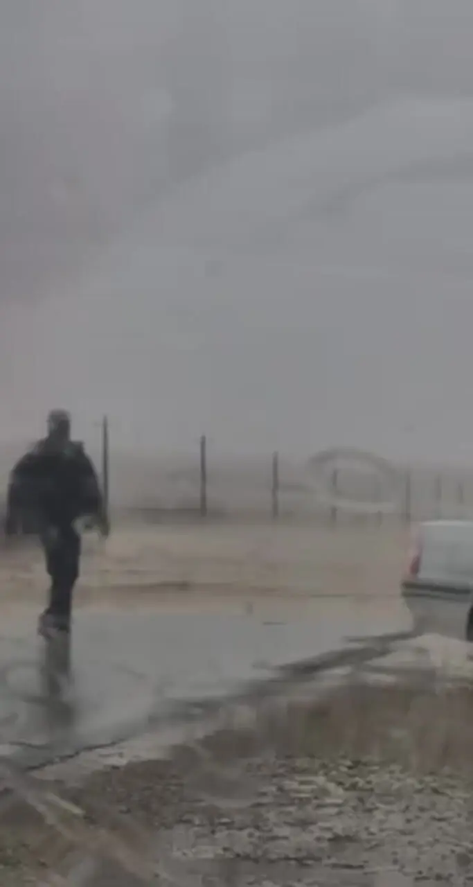 ببینید؛ جاری شدن سیل در جاده سرتنگ زعفرانیه در مهران
