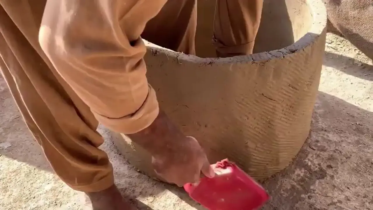 مراحل دیدنی تولید سنتی تنور گِلی در کارگاهی در پاکستان