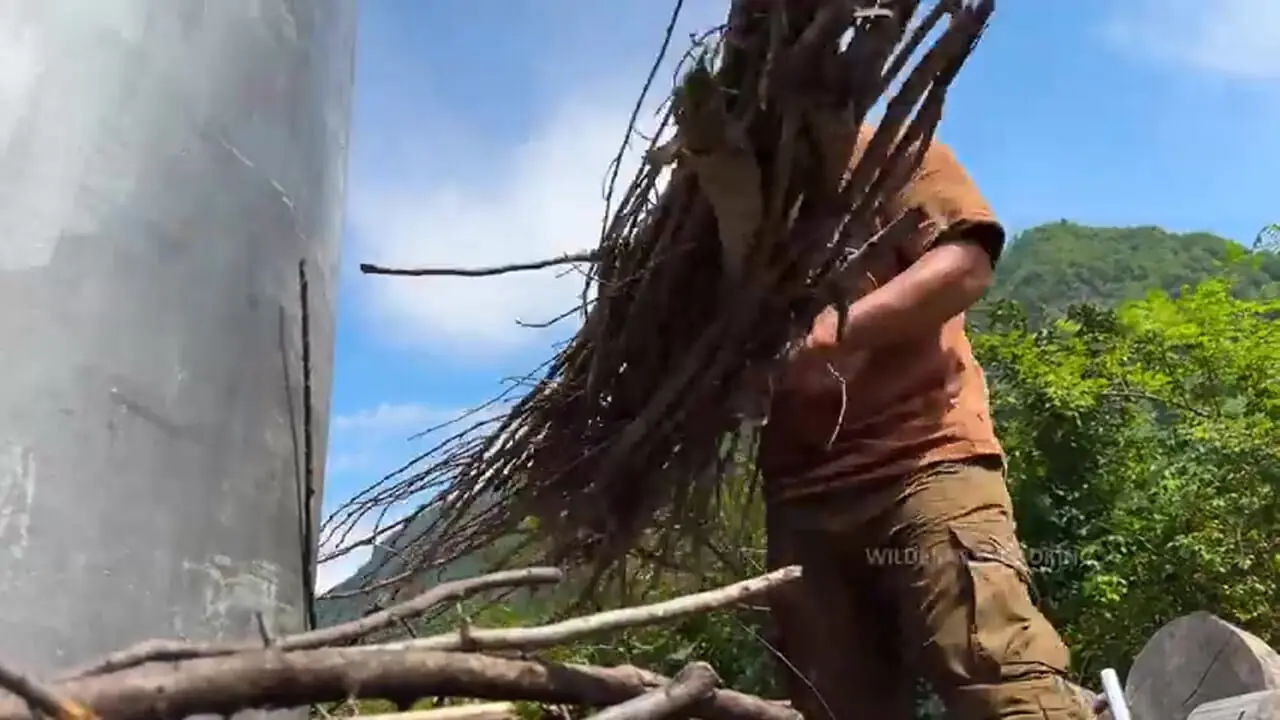 غذای روستایی در آذربایجان؛ کباب کردن یک شترمرغ کامل در بشکه