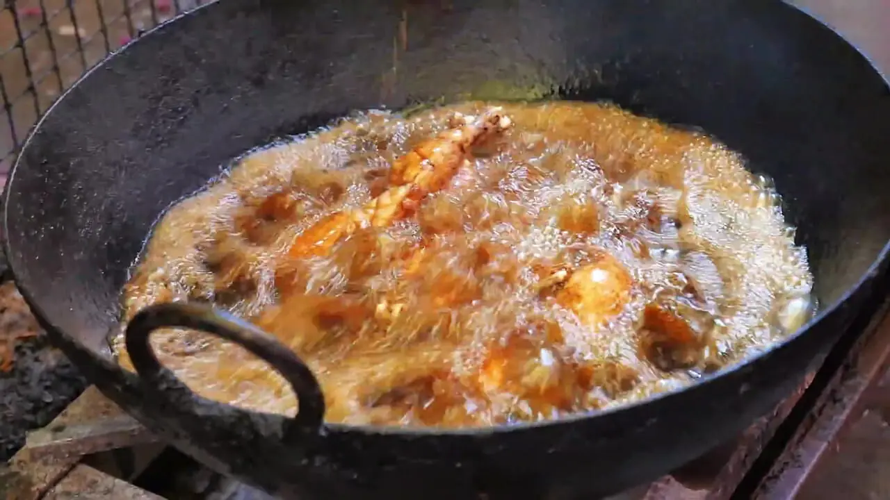 غذای خیابانی در هند؛ پخت یک غای محبوب با مرغ در کشمیر