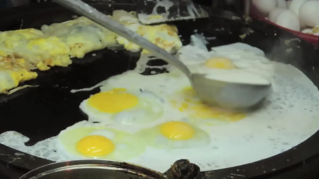 غذای خیابانی در تایوان؛ املت صدف دریایی و میگو در تایپه