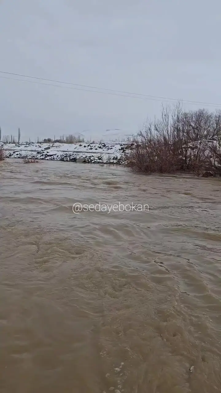 ببینید؛ تصاویر بیتابی سیمینه رود برای رسیدن به دریاچه ارومیه؛ طغیان رودخانه در آستانه ورود به بوکان مردم را خوشحال کرد