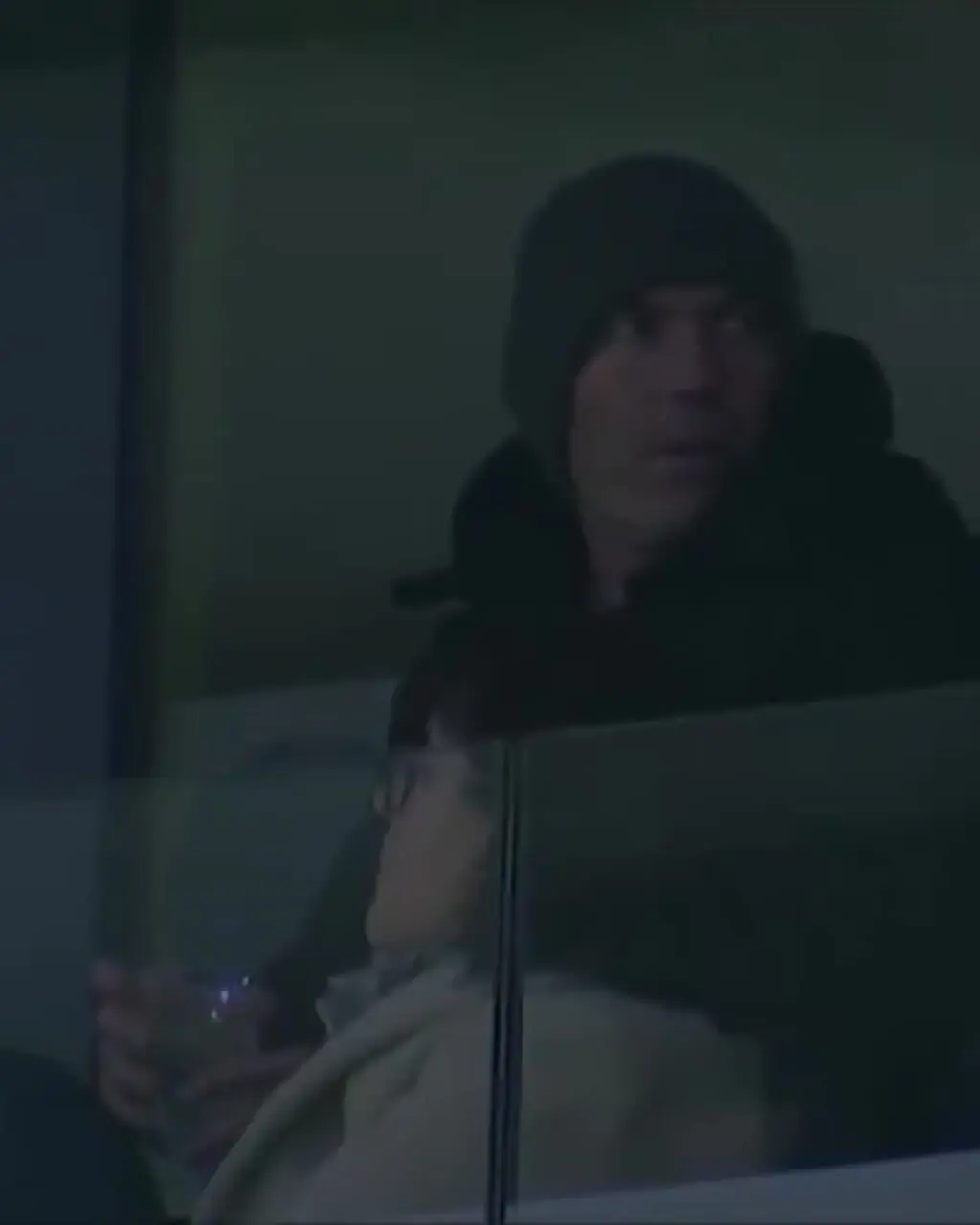 ببینید| زیدان مخفیانه با کلاه بافتنی درحال تماشای بازی رئال-منچسترسیتی!