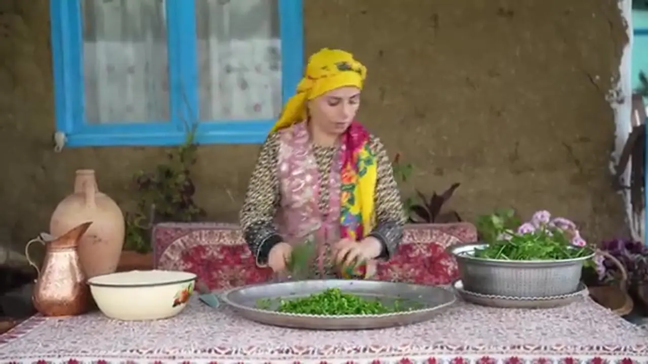 ببینید| غذای روستایی در ایران؛ پخت قورمه سبزی در روستایی کوهستانی