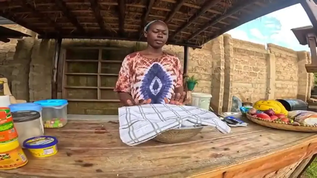 غذای روستایی در کنیا؛ پخت خوراک لوبیا و نان سنتی روی بشکه