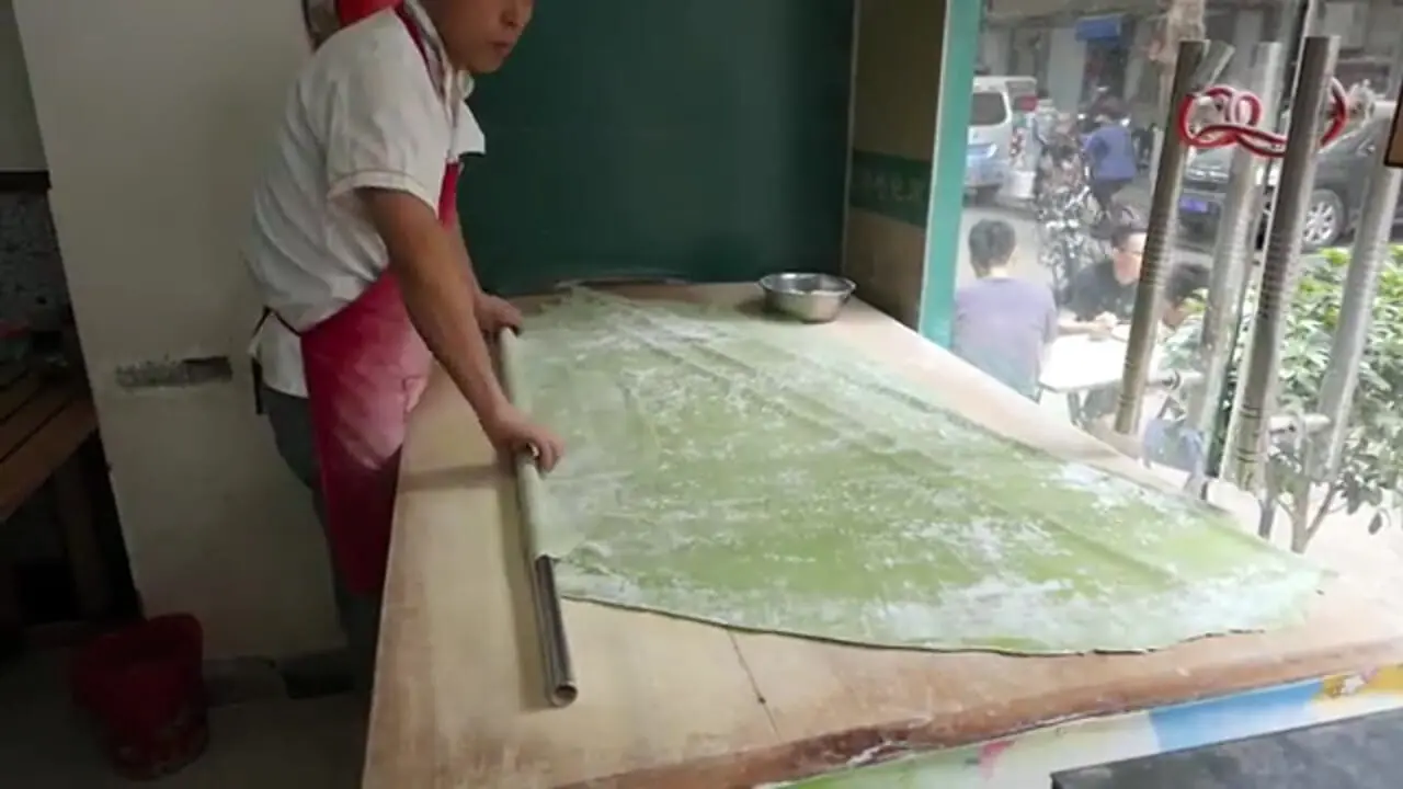 ببینید| غذای خیابانی در چین؛ تهیه نودل محبوب اسفناج در شی آن