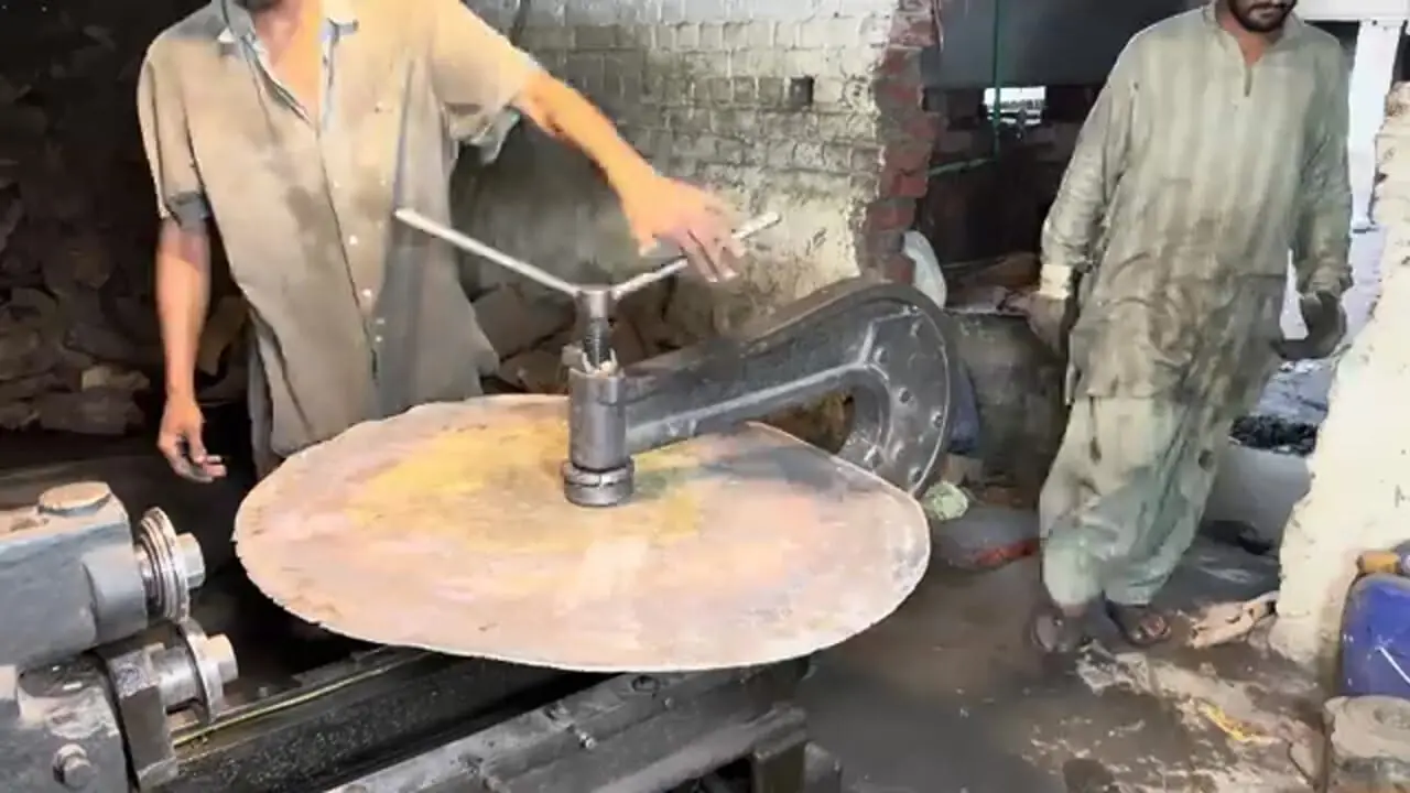 چگونه پاکستانی ها ضایعات مسی را بازیافت و به سیم تبدیل می کنند؟