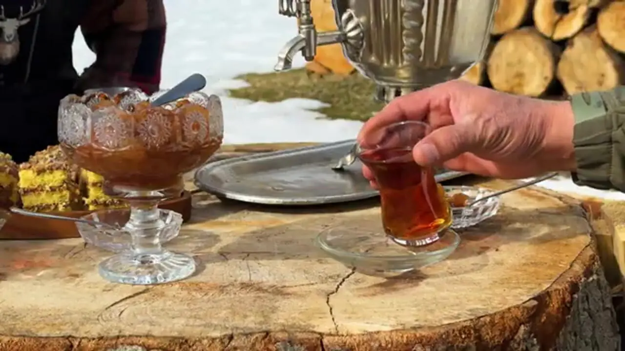 غذای روستایی در آذربایجان؛ تهیه پنیر با شیر تازه گاو در هوای برفی