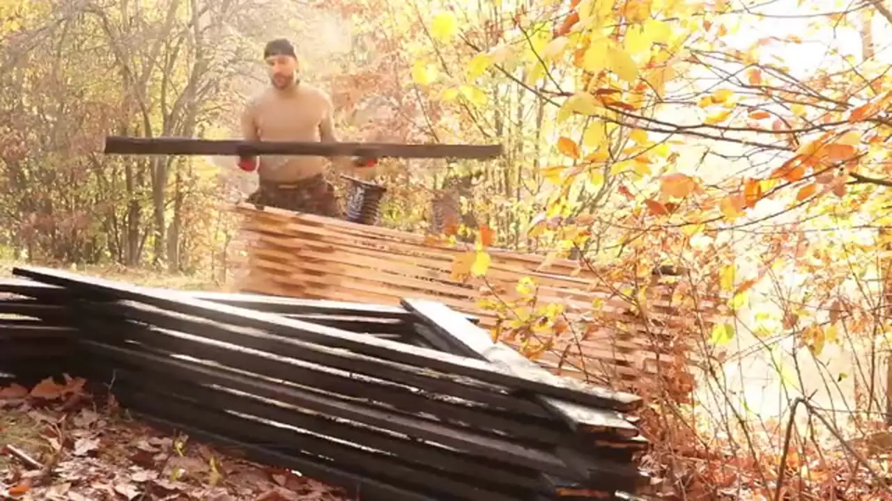 ببینید| مراحل دیدنی ساخت یک کلبه کندویی در اعماق جنگل در امریکا