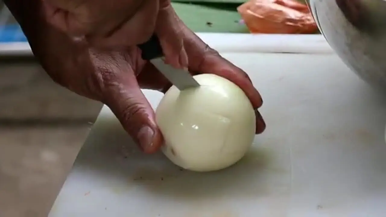 غذای خیابانی در تایلند؛ تهیه خوراک کاری با گوشت گاو و سبزیجات در بانکوک