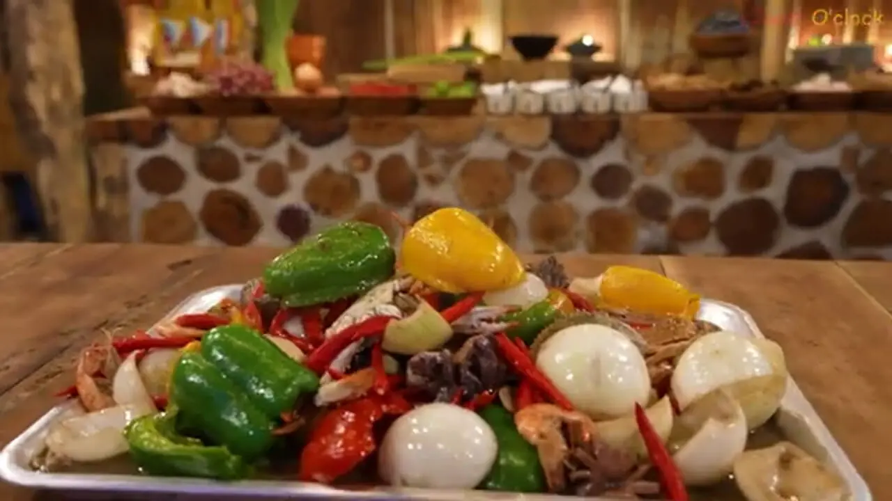 ببینید| غذای روستایی در سنگاپور؛ کباب اردک شکم پر با خرچنگ، صدف و سبزیجات