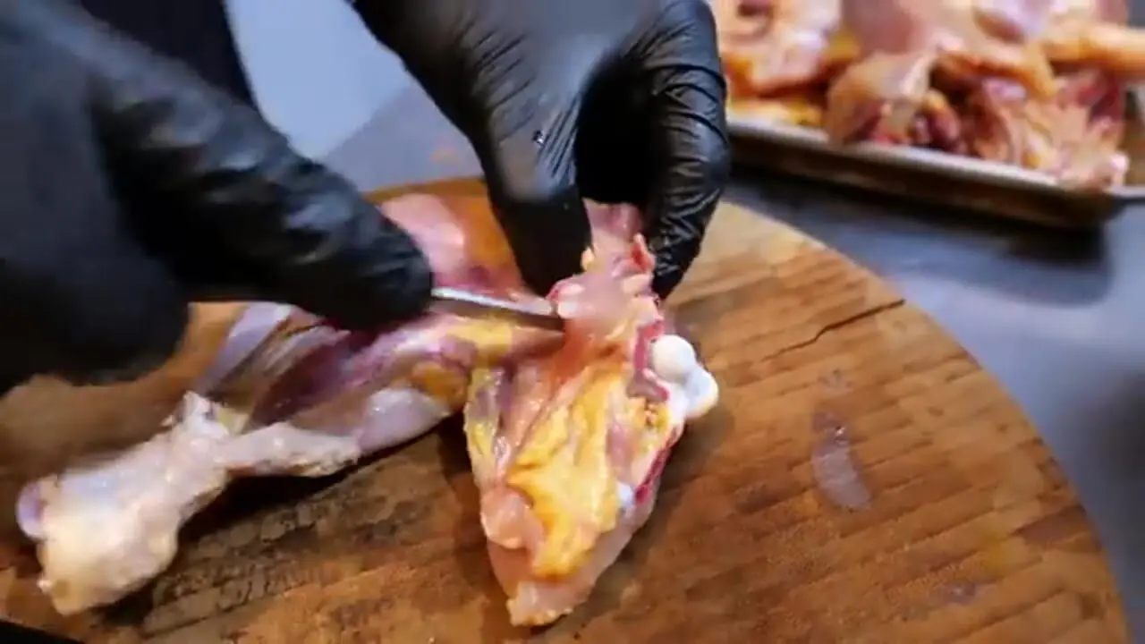 غذای خیابانی در آمریکا؛ مهارت آشپز خیابانی در کباب کردن مرغ در نیویورک