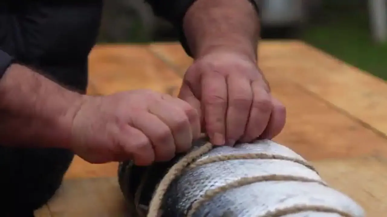 ببینید| غذای روستایی در آذربایجان؛ کباب کردن ماهی سالمون در نمک و در تنور