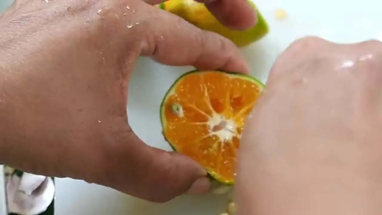 غذای خیابانی در تایلند؛ تهیه سالاد با دراگون فروت، رامبوتان و تخم بلدرچین در بانکوک