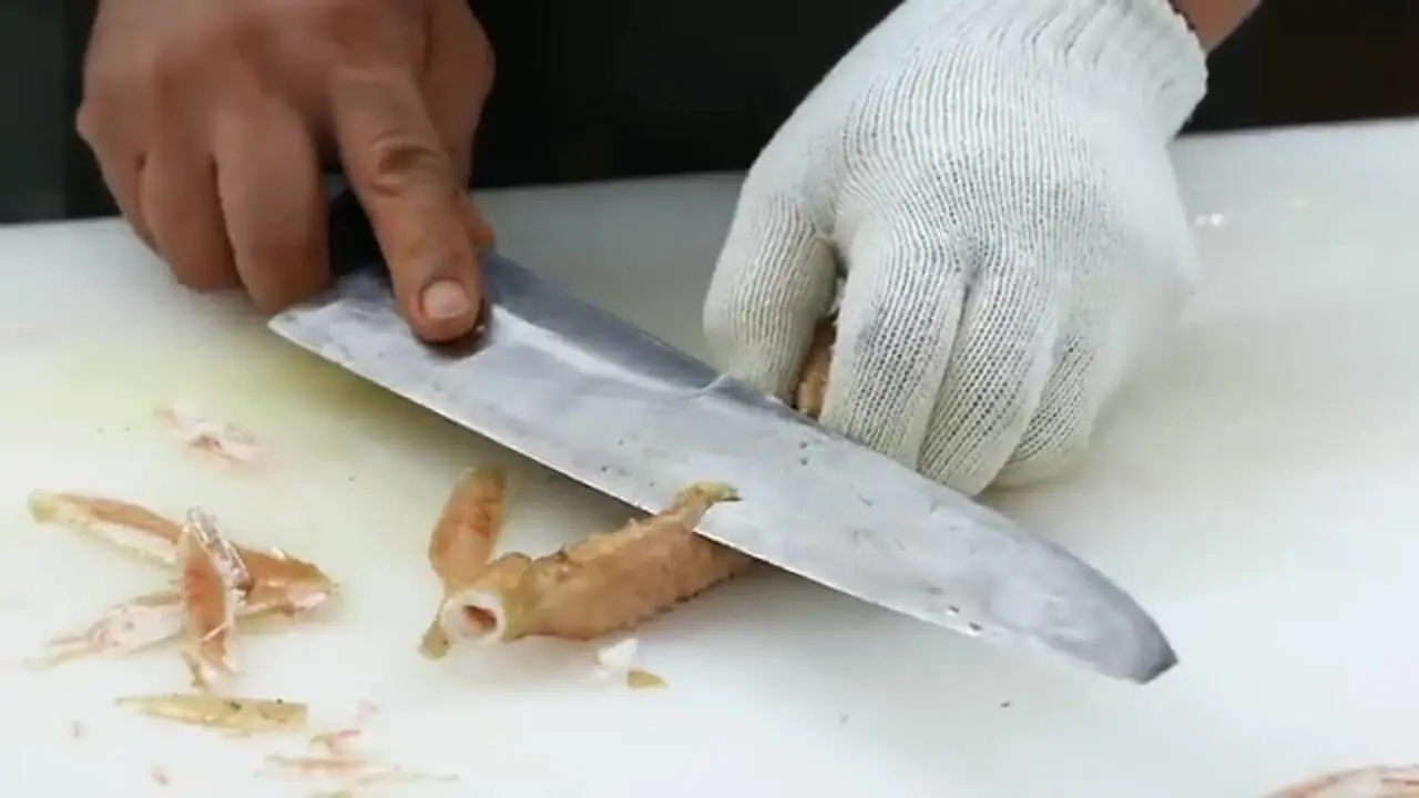 غذای خیابانی در کره؛ پخت دو نوع غذا با خرچنگ برفی غول پیکر در سئول