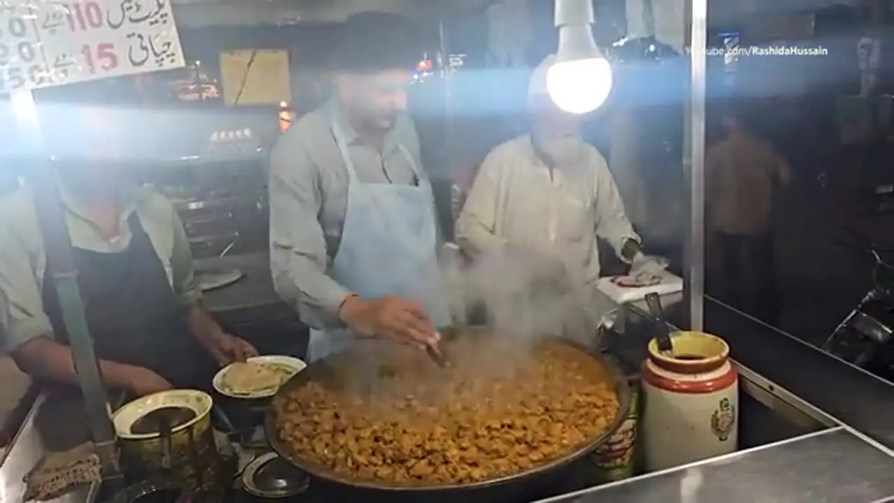 غذای خیابانی در پاکستان؛ جگر گوسفند سرخ شده تند در کراچی