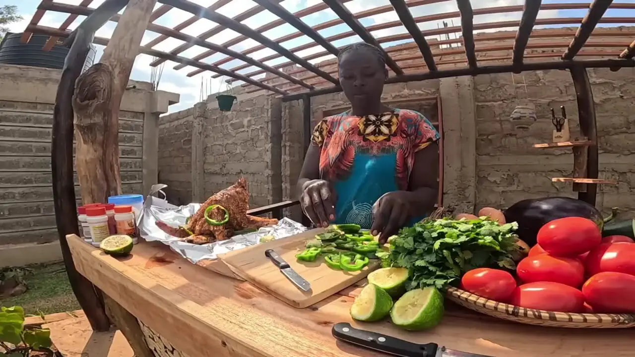 ببینید| غذای روستایی در کنیا؛ کباب مرغ کامل در خاک رس و بادمجان کبابی