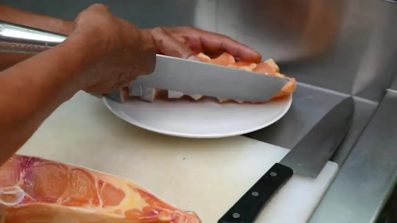 غذای خیابانی در تایلند؛ برش زدن گربه ماهی و تهیه دو نوع غذا با آن در بانکوک