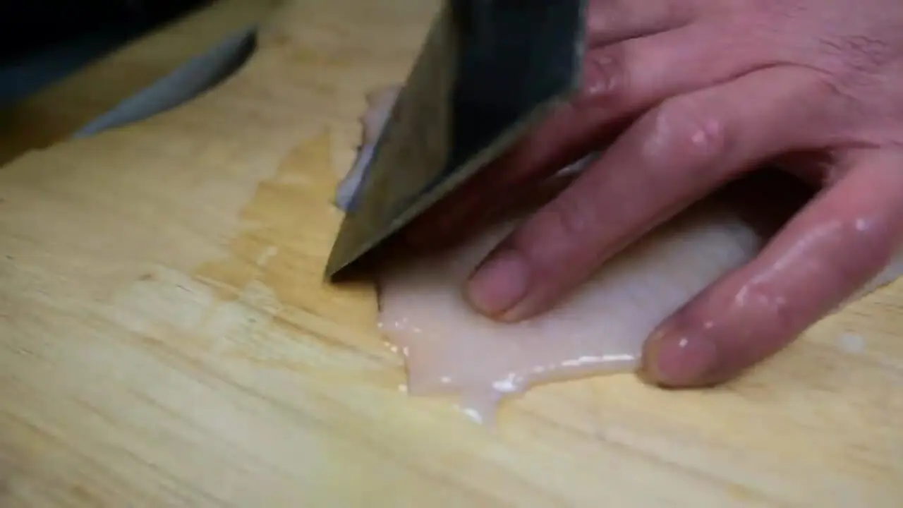 غذای خیابانی در آمریکا؛ پخت یک غذای خاص با ماهی مرکب، فلفل دلمه ای و خیار در نیویورک