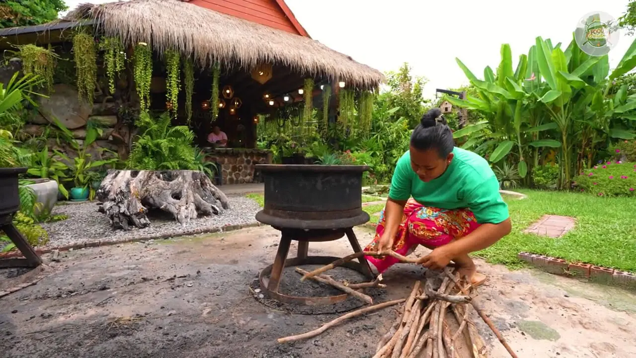 غذای روستایی در سنگاپور؛ کباب ماهی در برگ موز روی آتش