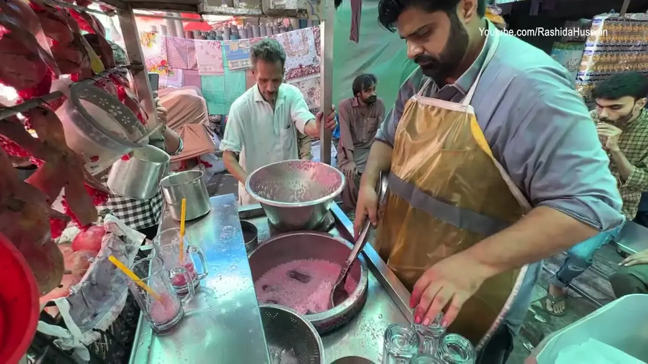 غذای خیابانی در پاکستان؛ تهیه آب انار طبیعی به روشی متفاوت در کراچی
