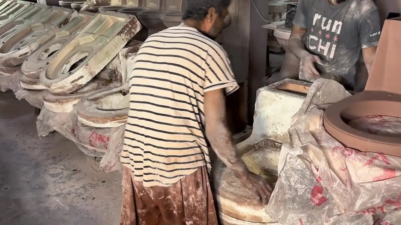 ببینید| توالت فرنگی چگونه در کارگاه های پاکستان تولید می شود؟