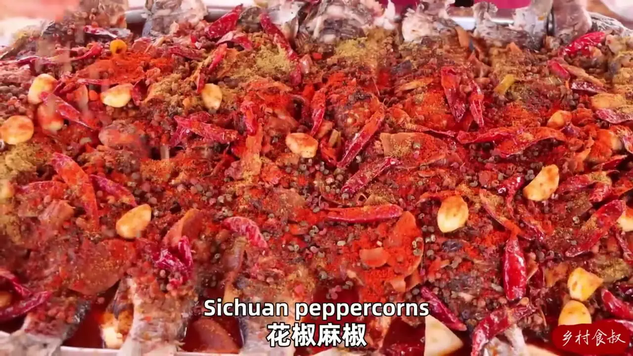 ببینید| غذای روستایی در چین؛ کباب کردن 20 ماهی  به روش سنتی در روستا