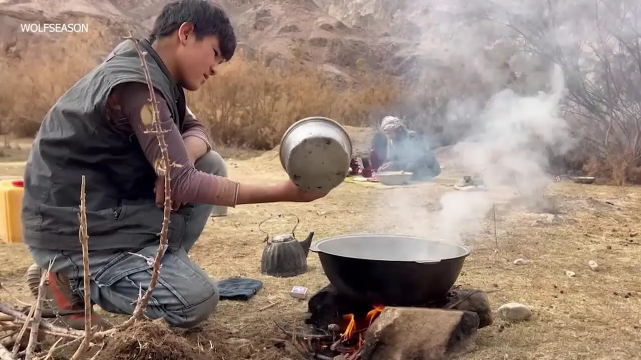 ببینید| غذای روستایی در افغانستان؛ پخت یک غذای خاص با کدو تنبل در کنار رودخانه