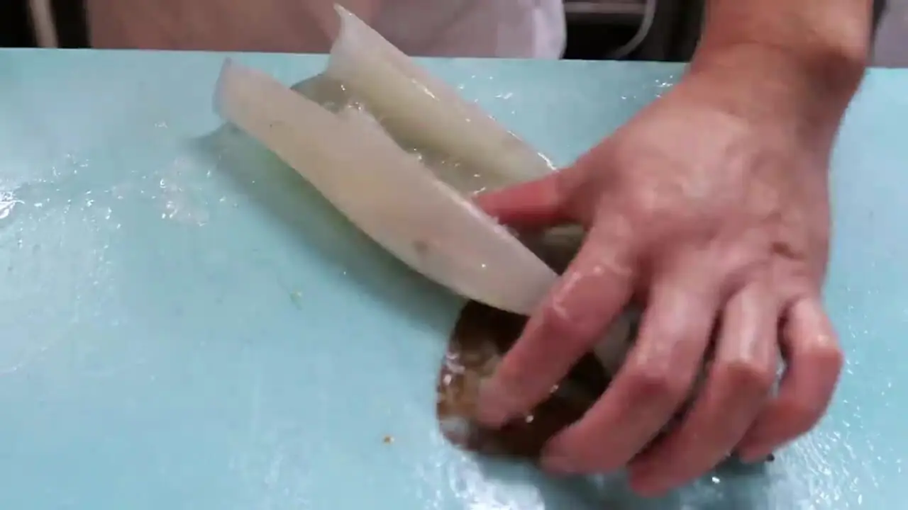 غذای خیابانی در ژاپن؛ تهیه ساشیمی با ماهی مرکب در توکیو