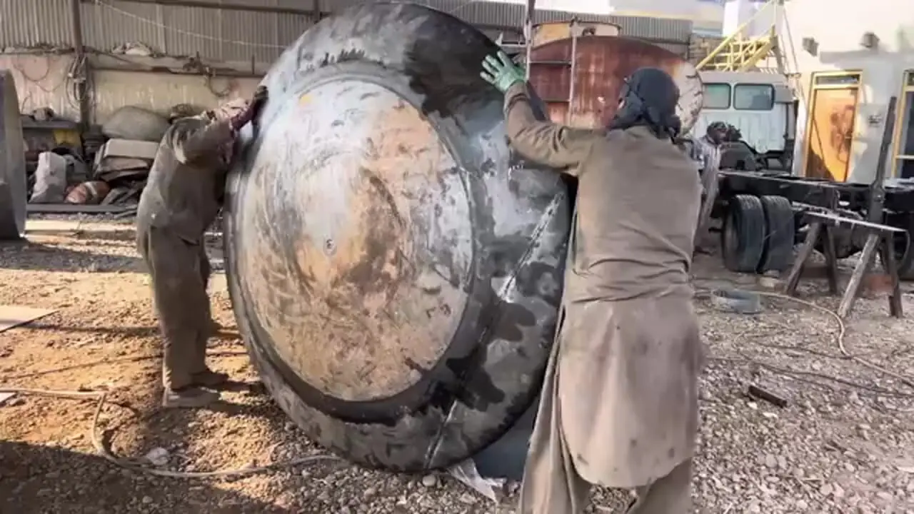 فرآیند دیدنی ساخت یک مخزن سوخت ۱۴٬۰۰۰ لیتری در پاکستان