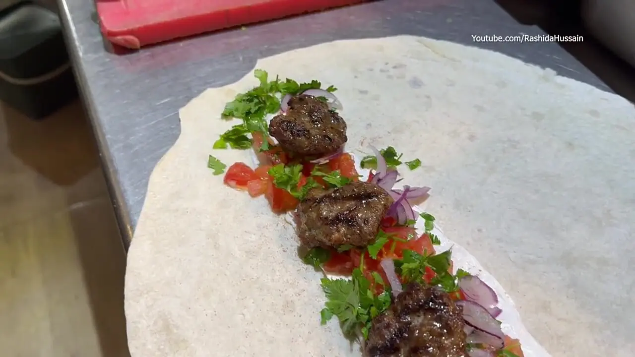 غذای خیابانی در آذربایجان؛ پخت دونر کباب و شاورمای مرغ در باکو